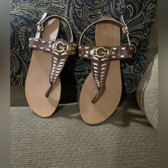 G BY GUESS GG LALLY 2-X BROWN/ METALLIC T STRAP THONG SANDALS Size 9 - Picture 1 of 7